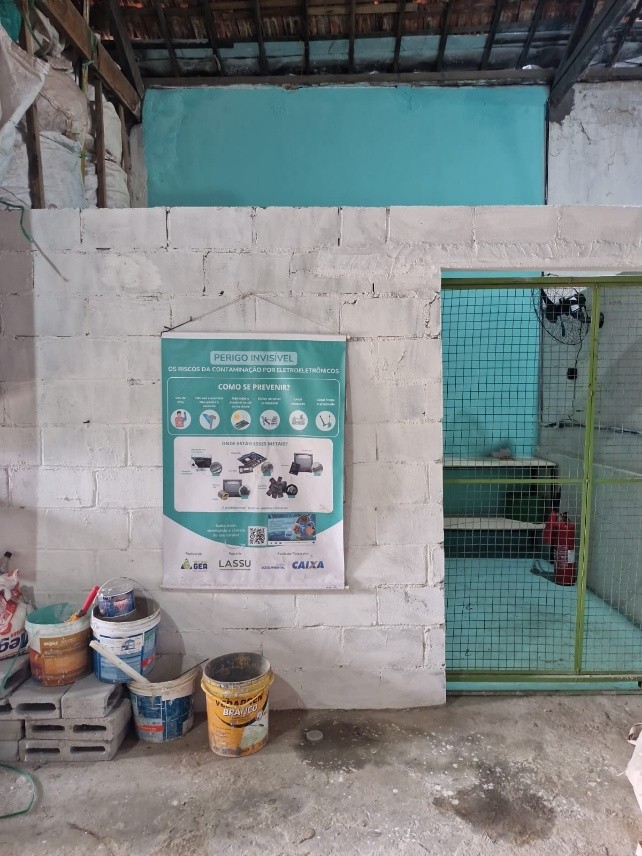 Uma vitória para o projeto ReciclaON. Afinal, durante os movimentos de estruturação da Cooperativa Gusmão para o manejo correto de resíduos eletroeletrônicos, a prefeitura de Recife, por meio da EMLURB, apoiou e ajudou na construção do novo espaço na entidade. Isso tudo depois das visitas diagnósticas e das aulas de capacitação realizadas pelo ReciclaON, para que as cooperativas de catadores de Recife e região soubessem como trabalhar com este tipo de produtos, seguindo normas de segurança e vislumbrando novos ganhos financeiros. “Esse apoio da prefeitura [Recife] surgiu a partir de um papo com a Luciana (presidente da Cooperativa Gusmão), por questões de segurança, e que envolveu a EMLURB, junto ao consórcio da Grande Recife. A Talita Lucena, membro do consórcio, gostou da ideia e afirmou que poderia ajudar na demanda do ReciclaON”, declarou Bell Nascimento, técnica local do Instituto Gea, que acompanha o projeto na região.